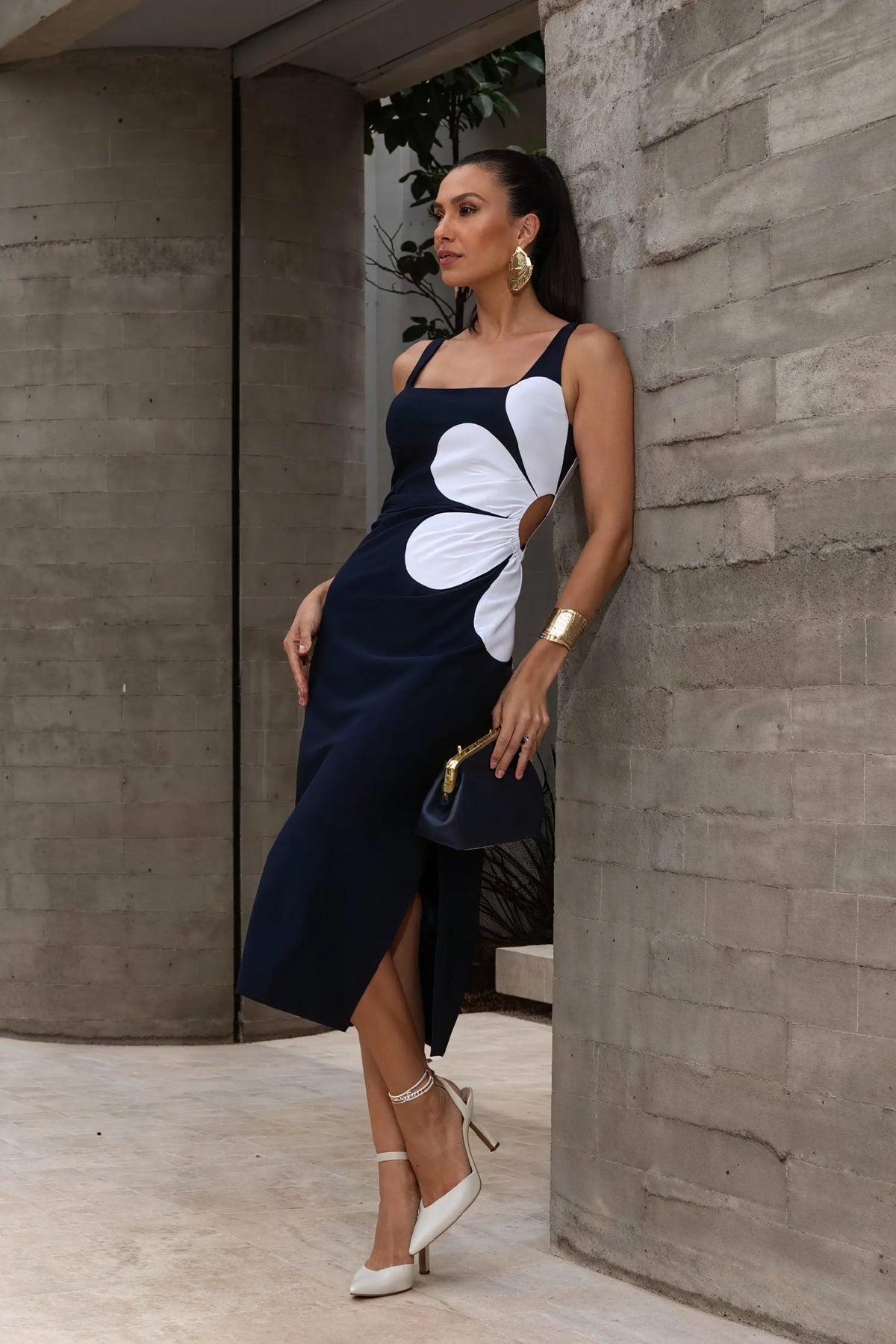 Figurbetontes Kleid mit floralem Design