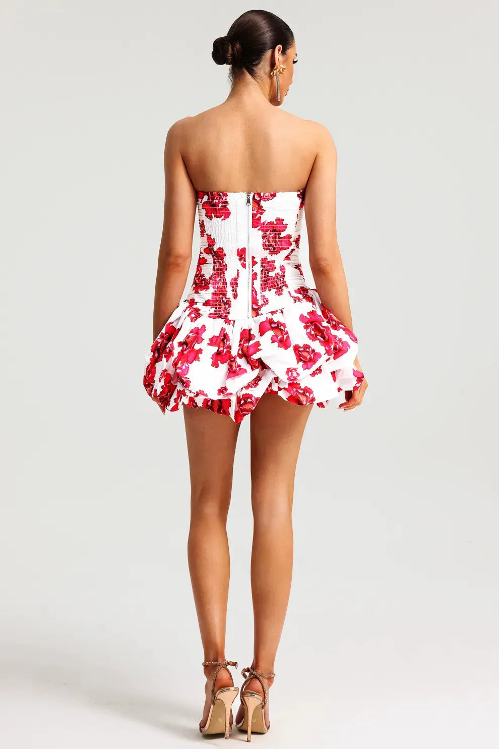 Trägerloses Blumenkleid – Strukturiertes Oberteil mit Volantrock