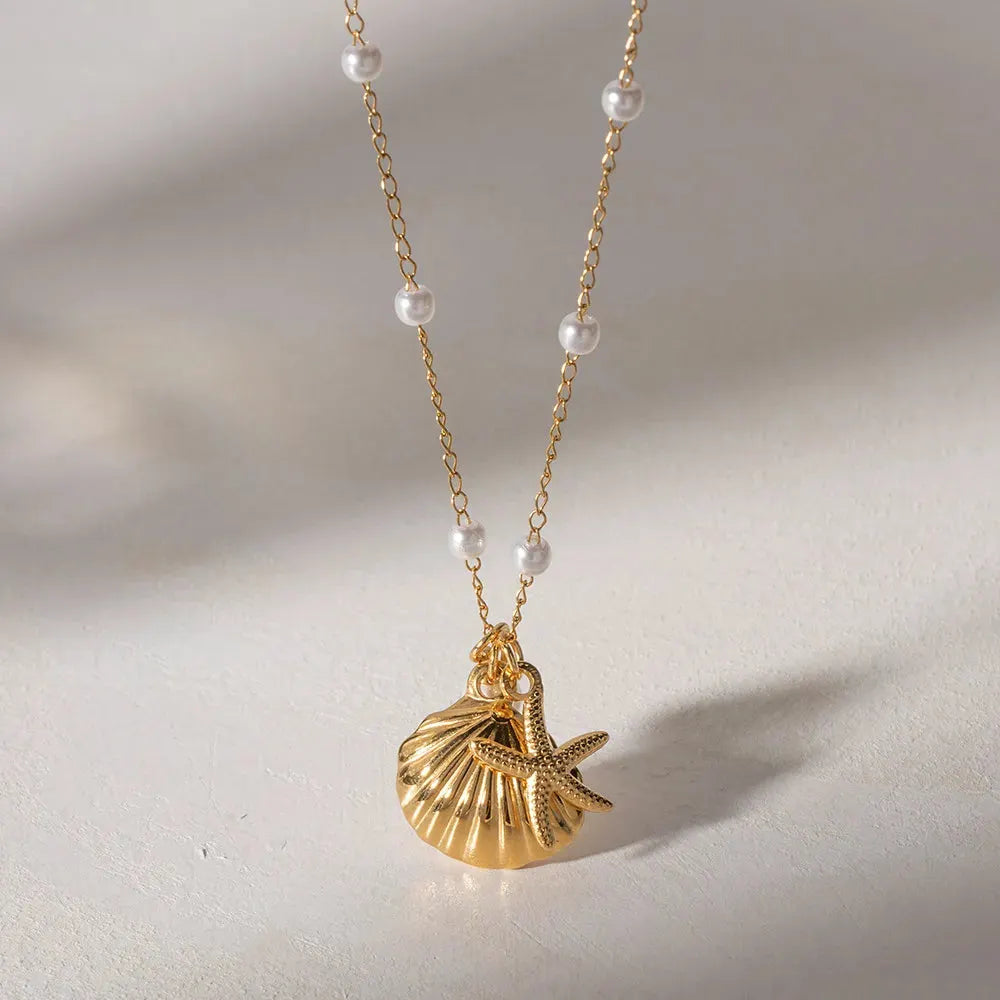 INGEVA | Goudkleurige Bedelketting Met Schelp En Parel – Natuurlijke Elegantie, Luxe, Tijdloos