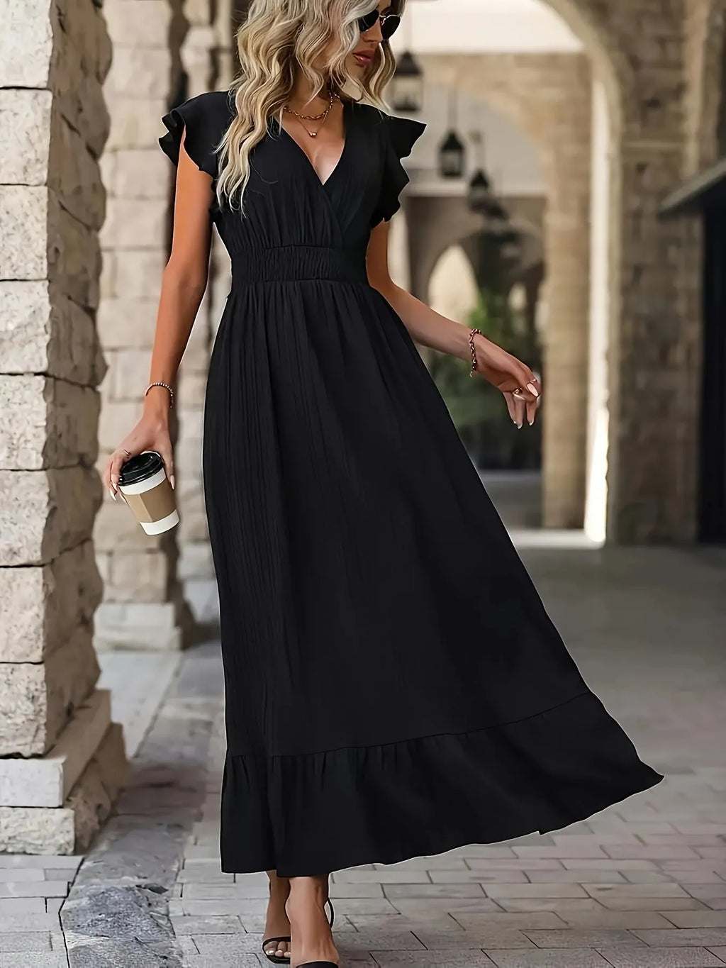 Elegantes Kleid mit V-Ausschnitt, hoher Taille und RÃ¼schenÃ¤rmeln