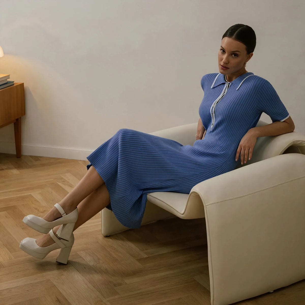 Elegantes Kleid mit Polokragen und feinen Details