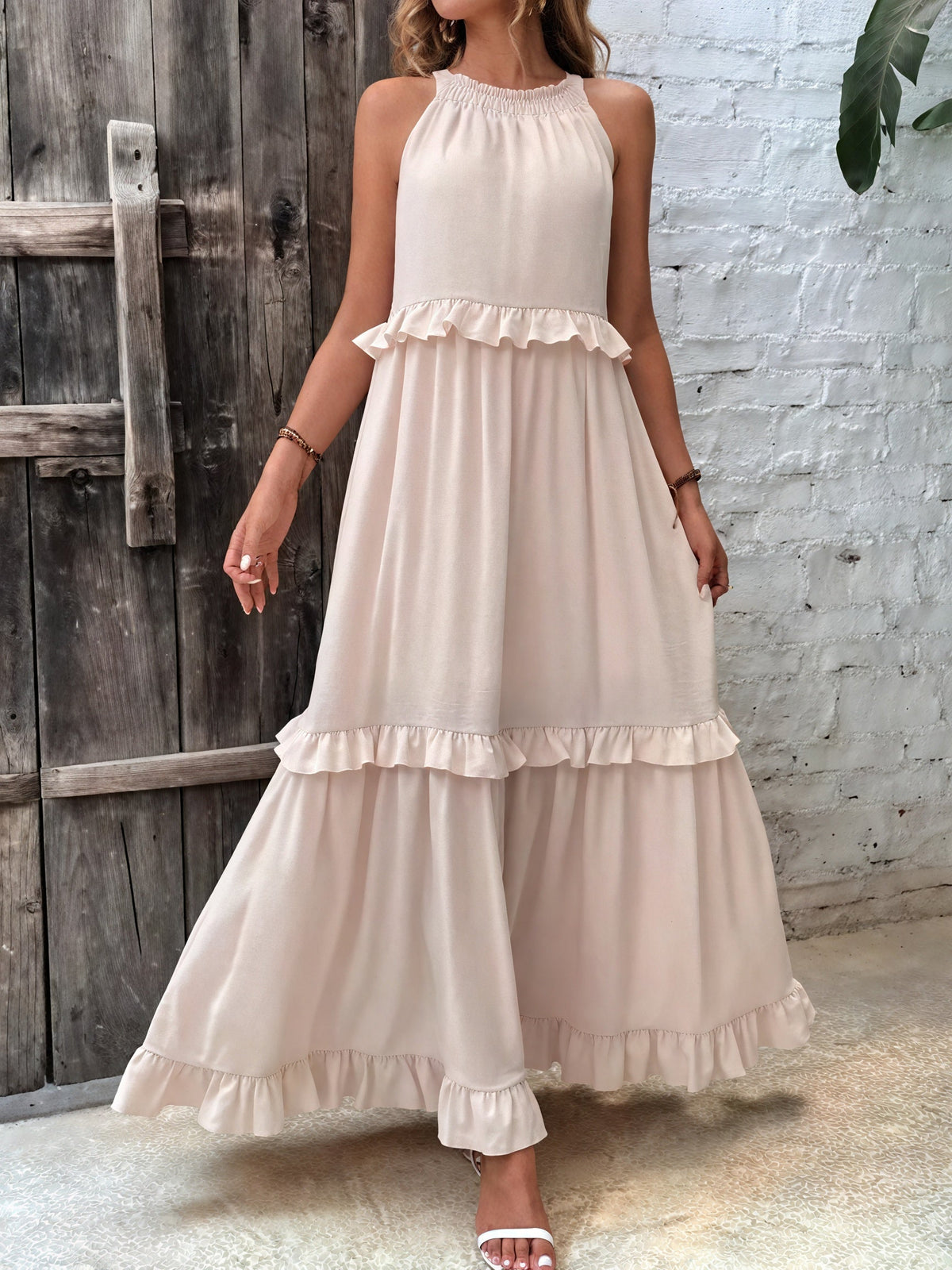 Fließendes Halter-Maxikleid mit zarten Rüschen