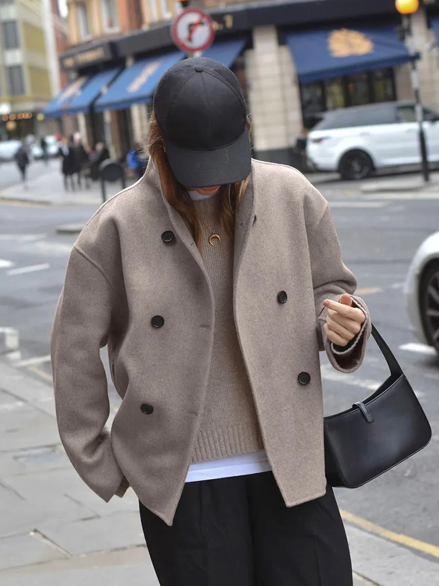 Damenjacke - beige kurze Wolljacke mit Stehkragen und Knopfverschluss