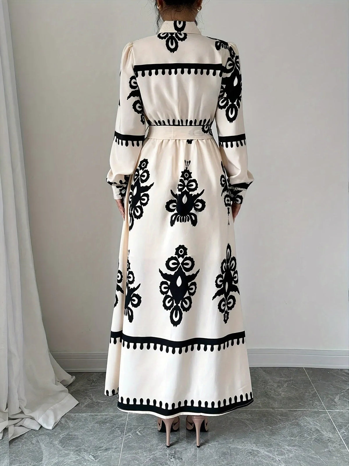 Gemustertes Langarm-Kleid mit Bindegürtel