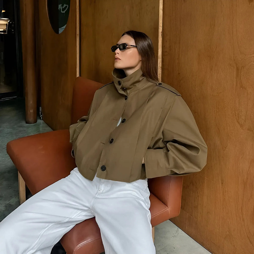 LIORA | Tussenjas Dames met Hoge Kraag en Knoopsluiting – Minimalistisch, Comfortabel & Onmisbaar voor de Herfst