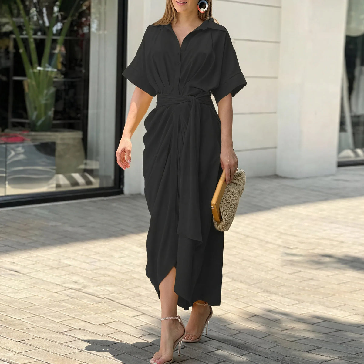 Elegantes Kleid mit asymmetrischem Schnitt