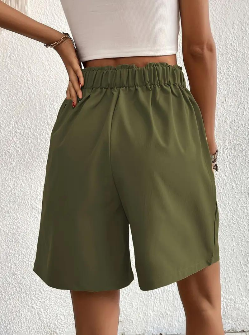 High-Waist Shorts – Bundfalten & Taschen