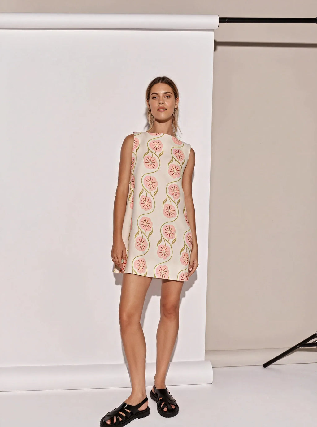 Ärmelloses Blumen Mini Kleid – Einzigartiger Print