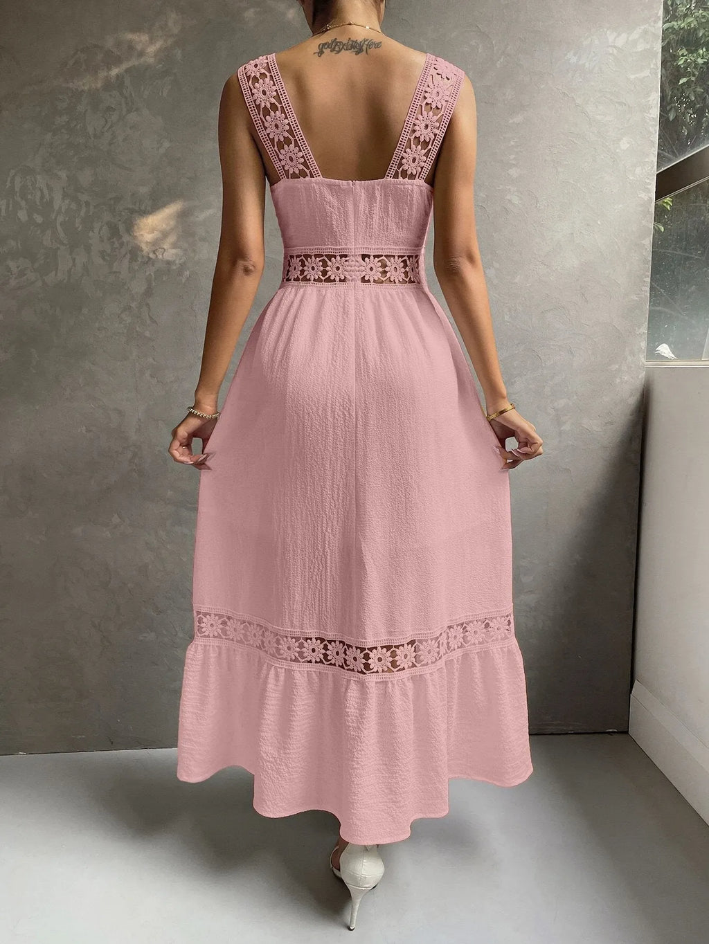 Vestido Branco Longo Aline com Detalhes em Renda