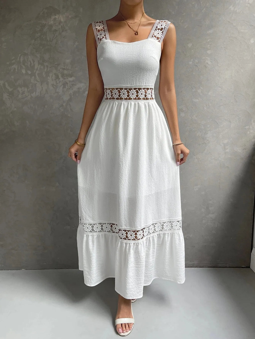 Vestido Branco Longo Aline com Detalhes em Renda