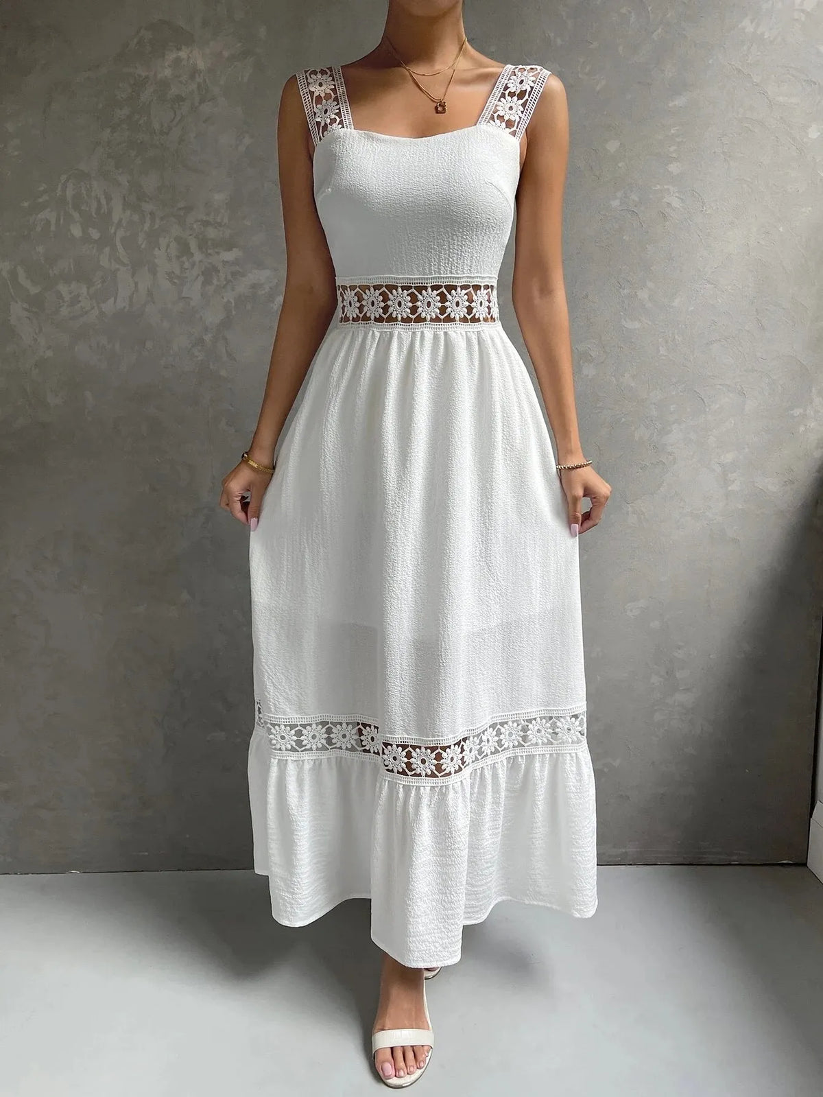 Vestido Branco Longo Aline com Detalhes em Renda