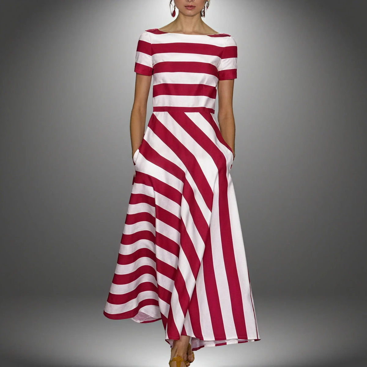 Gestricktes Kleid mit Streifen und A-Linien-Schnitt