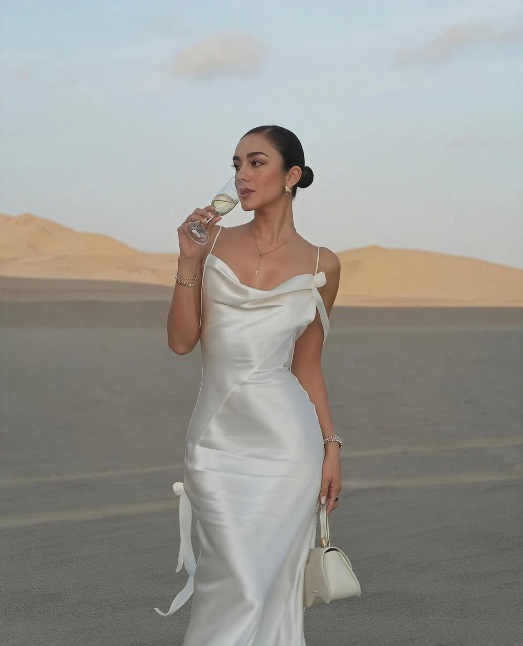 Satin Maxikleid – Wasserfallausschnitt, Spaghettiträger