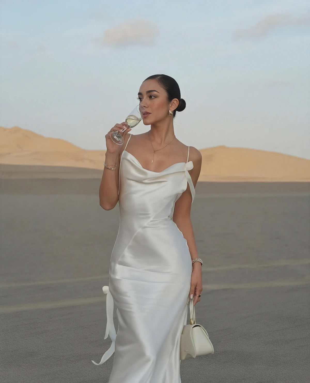 Satin Maxikleid – Wasserfallausschnitt, Spaghettiträger