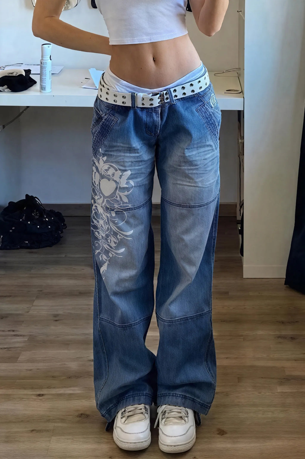 Baggy Jeans mit floralem Detail