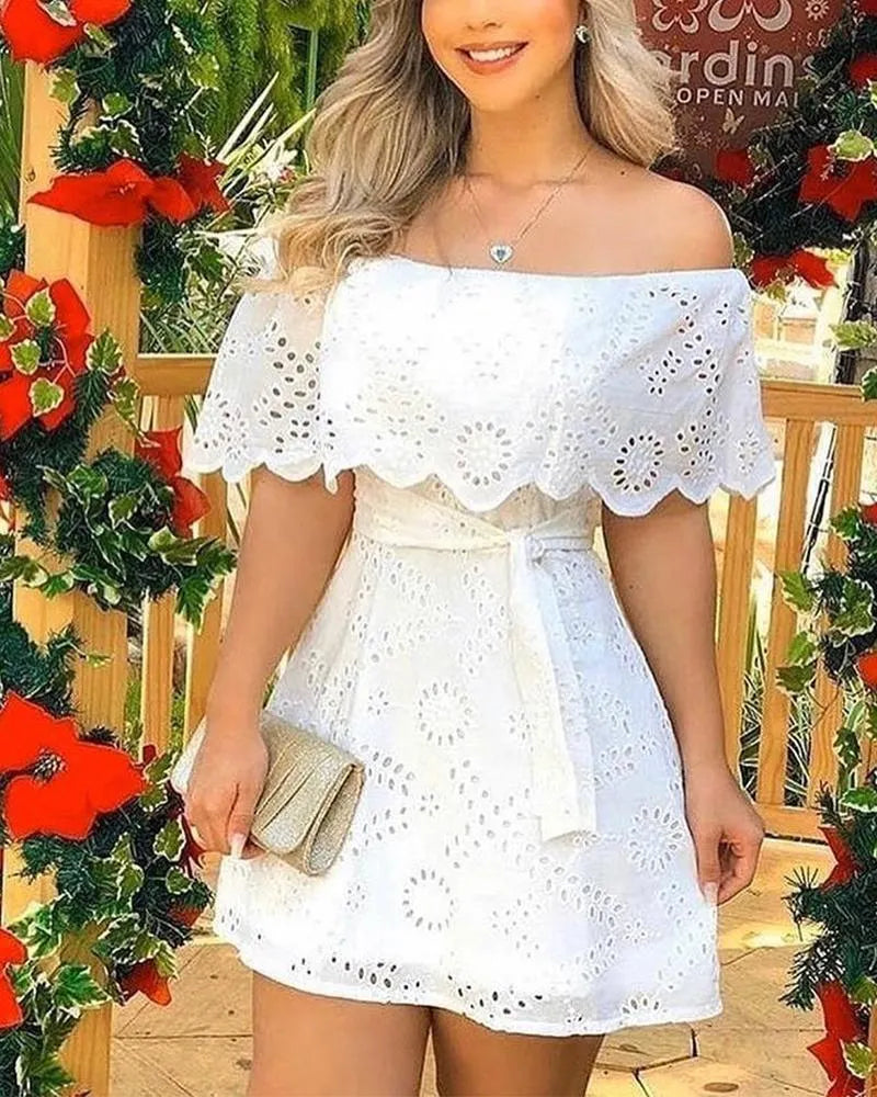 Robe courte blanche asymÃ©trique Ã  ceinture nouÃ©e
