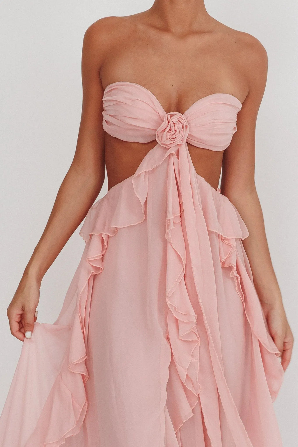 Trägerloses Kleid mit Cut-Out & Rüschendetail