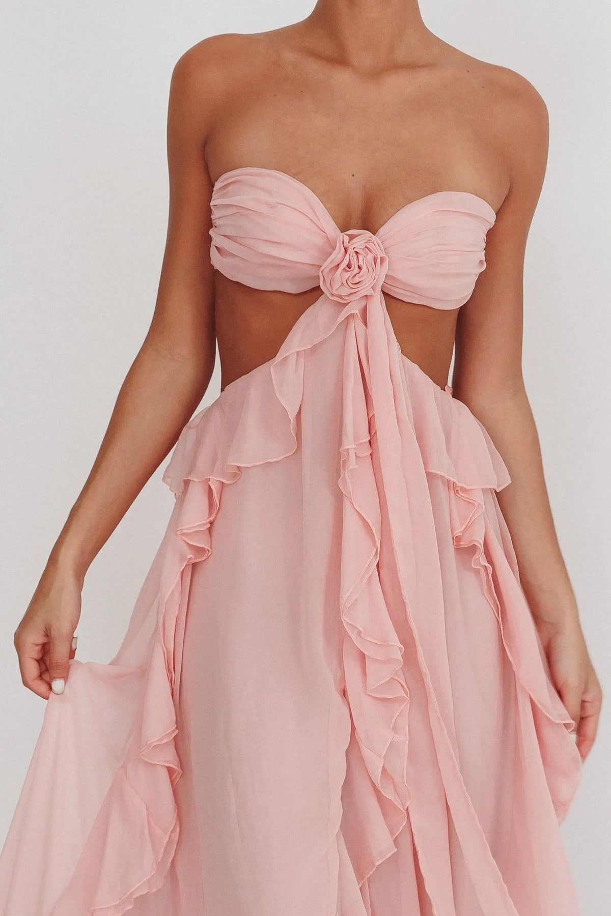 Trägerloses Kleid mit Cut-Out & Rüschendetail