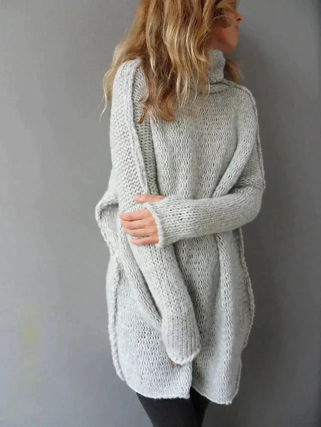 - Grauer übergroßer Pullover mit Rollkragen