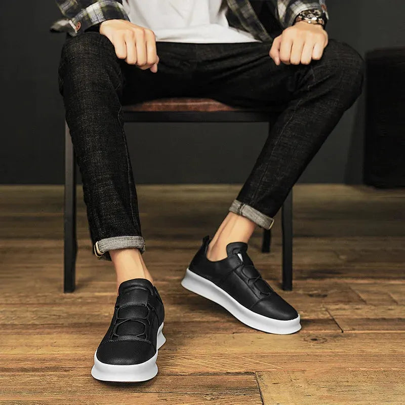Moderne Leder-Sneaker mit niedrigem Schaft