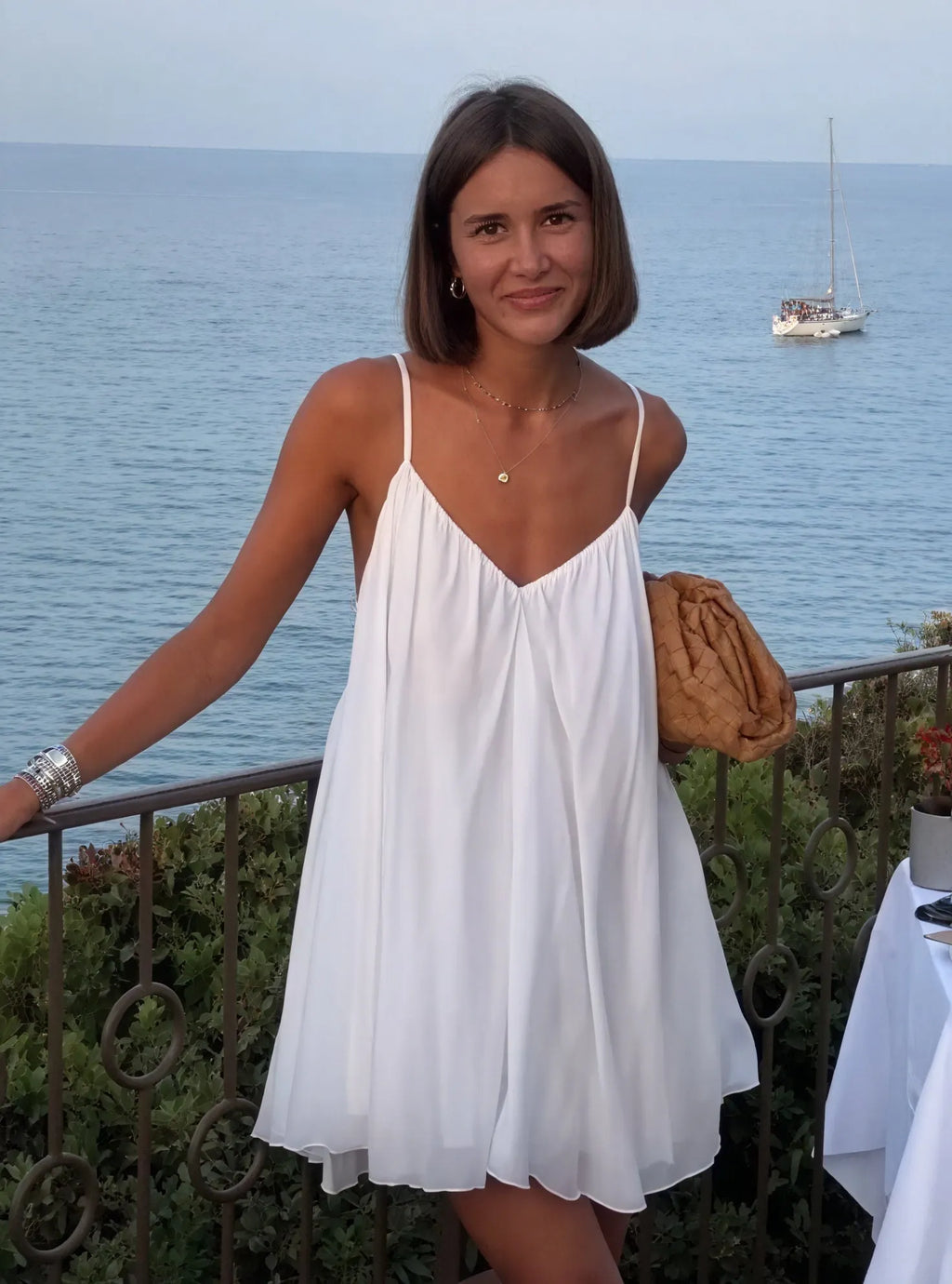 Fließendes V-Ausschnitt-Kleid mit zarten Spaghettiträgern
