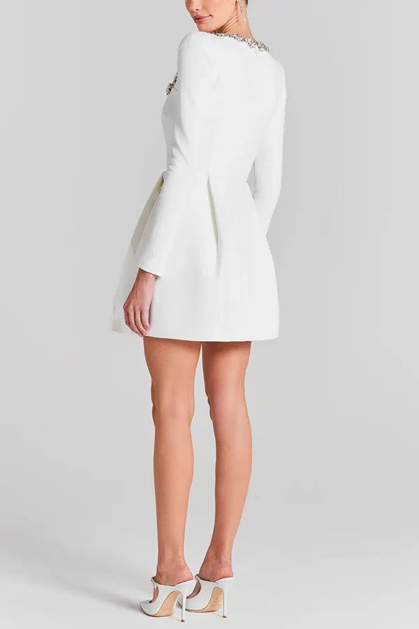 Elegantes Kleid mit Schmuckdetails