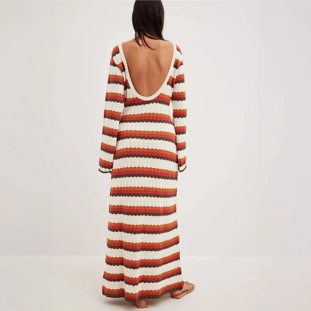Gestreiftes Maxi-Strickkleid mit ausgestellten Ärmeln