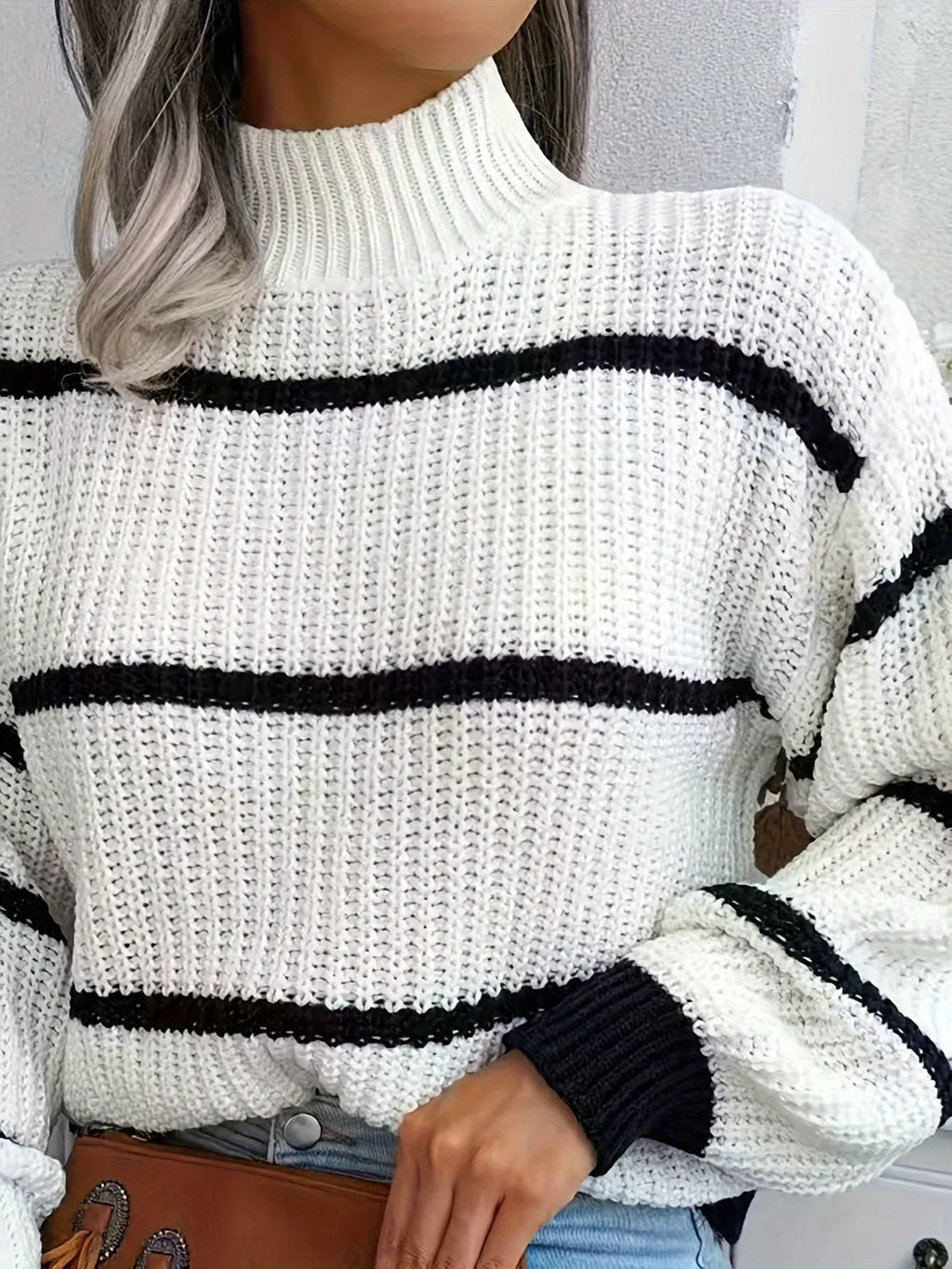 Gestreifter Rollkragenpullover – Weiß mit Rippdetails