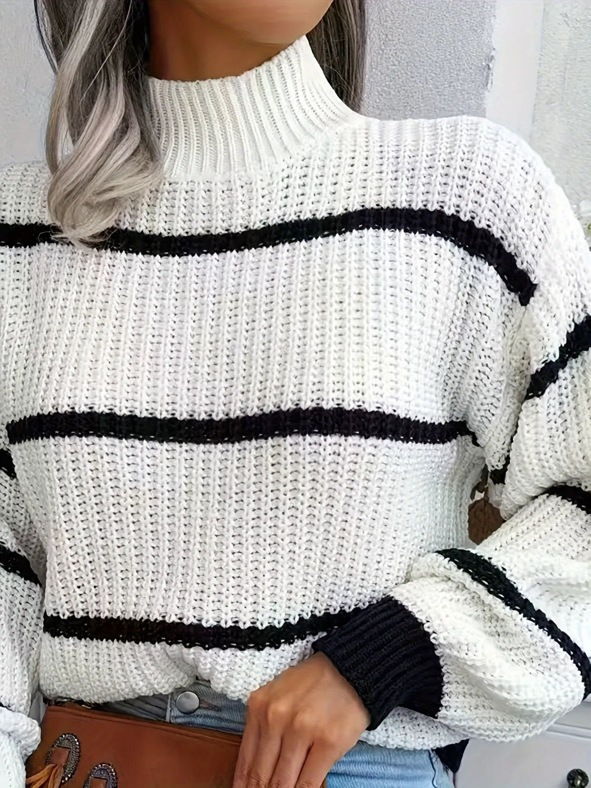Gestreifter Rollkragenpullover – Weiß mit Rippdetails