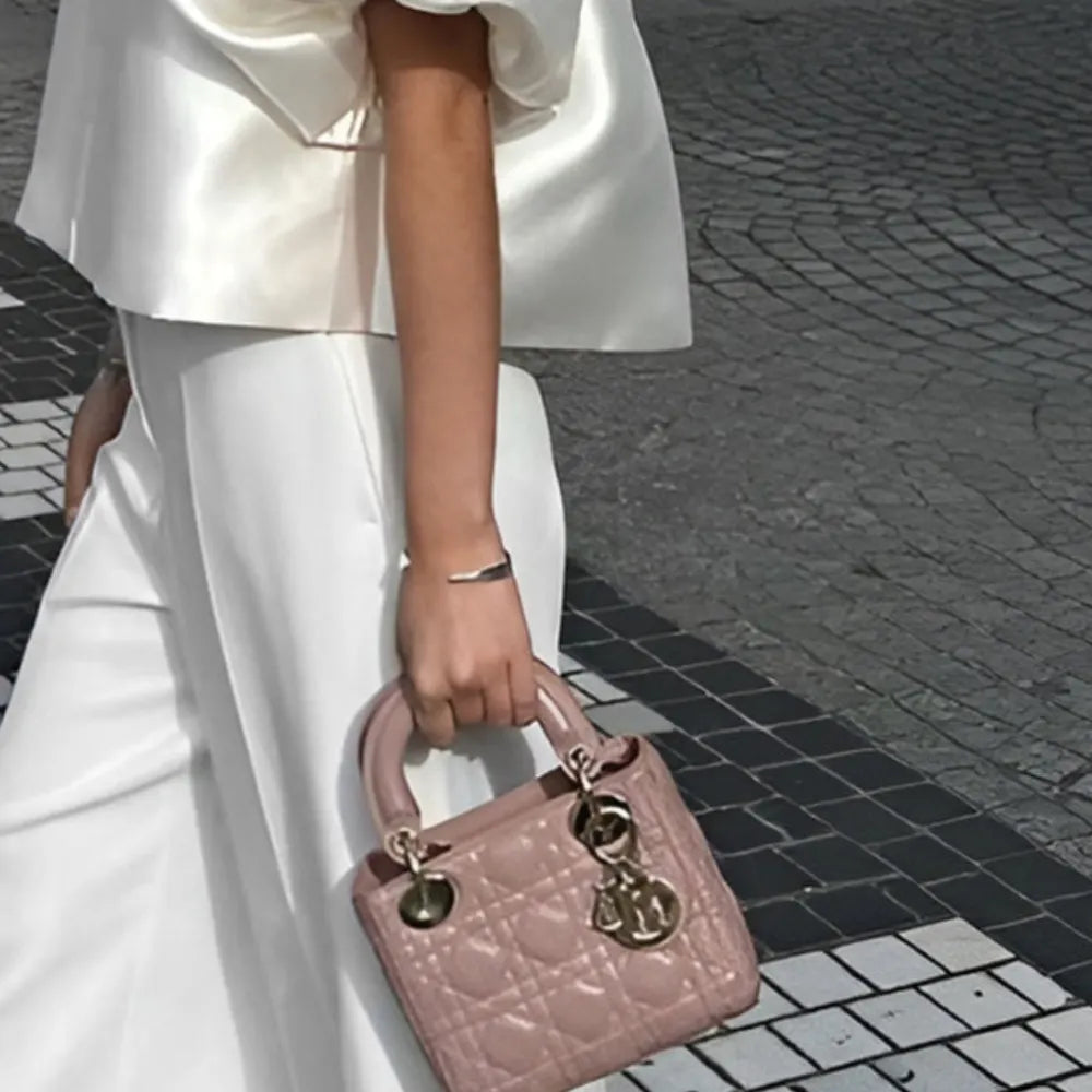 Elegante Quilted Handtasche mit Charm-Detail