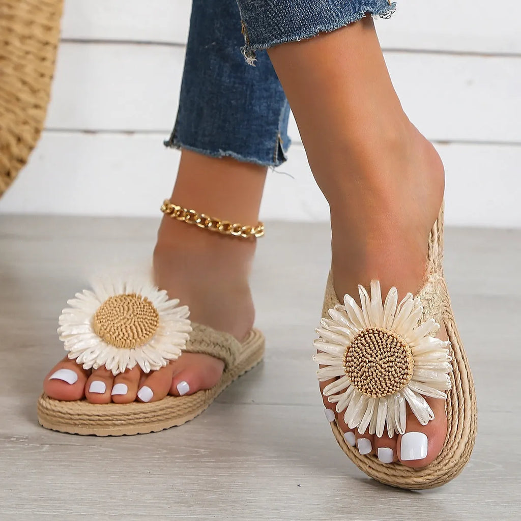 Flat sandals with floral decoration