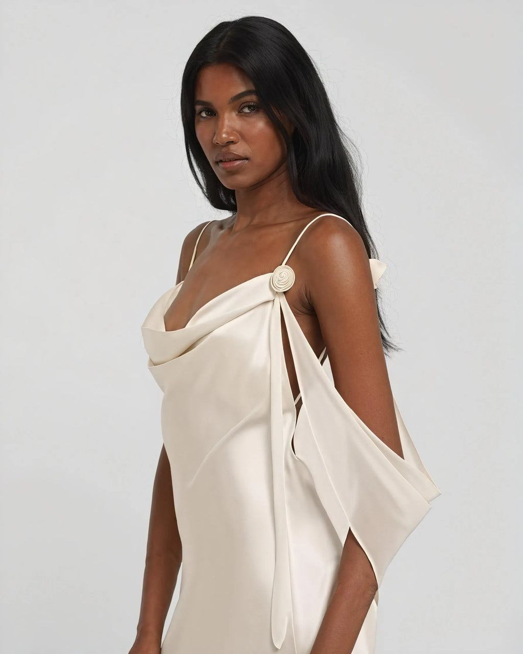 Satin Maxikleid – Wasserfallausschnitt, Spaghettiträger