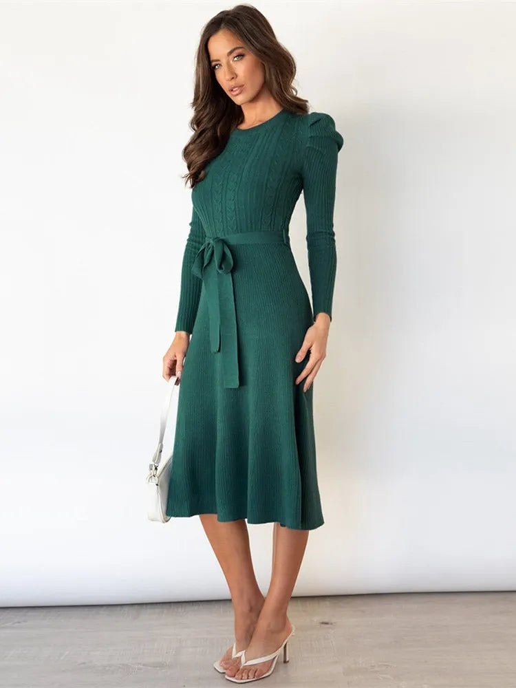 - Gestricktes Midikleid mit Rundhalsausschnitt