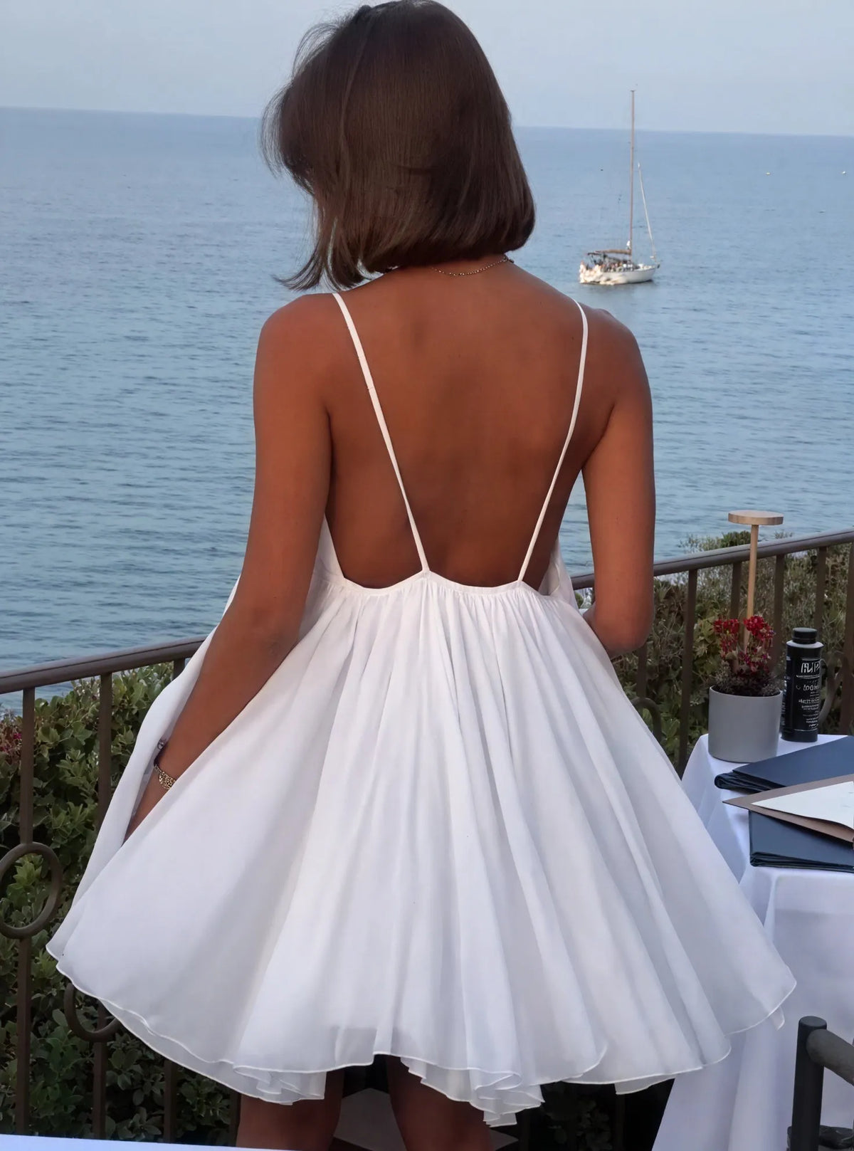Fließendes V-Ausschnitt-Kleid mit zarten Spaghettiträgern