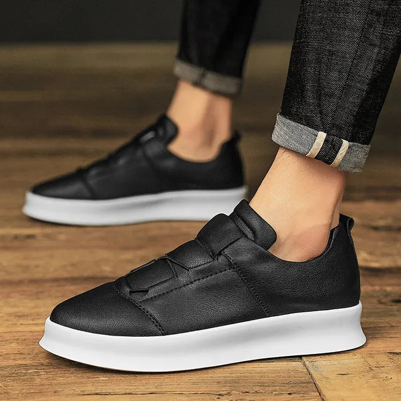Moderne Leder-Sneaker mit niedrigem Schaft