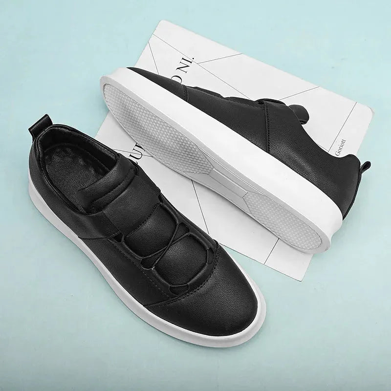 Moderne Leder-Sneaker mit niedrigem Schaft