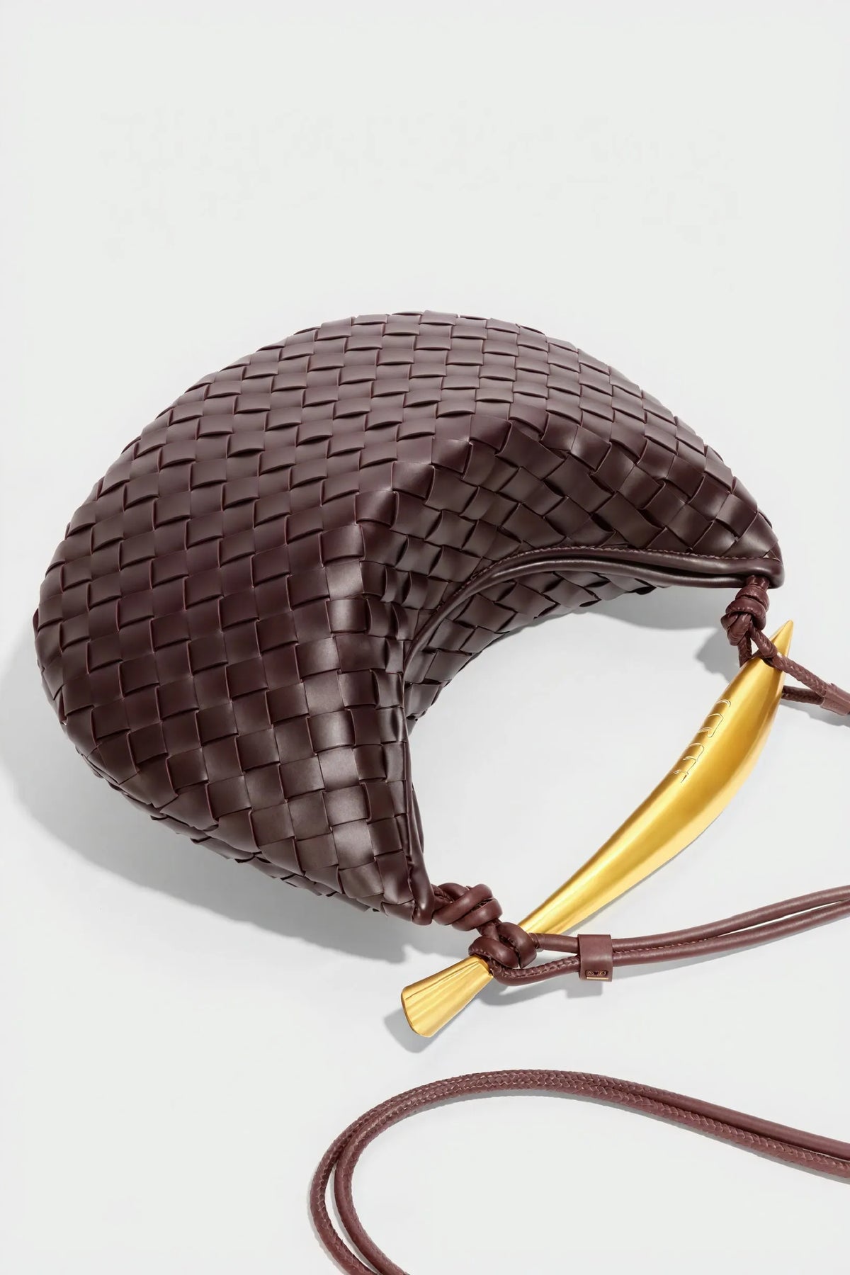 Elegante Halbmond-Tasche mit Webmuster