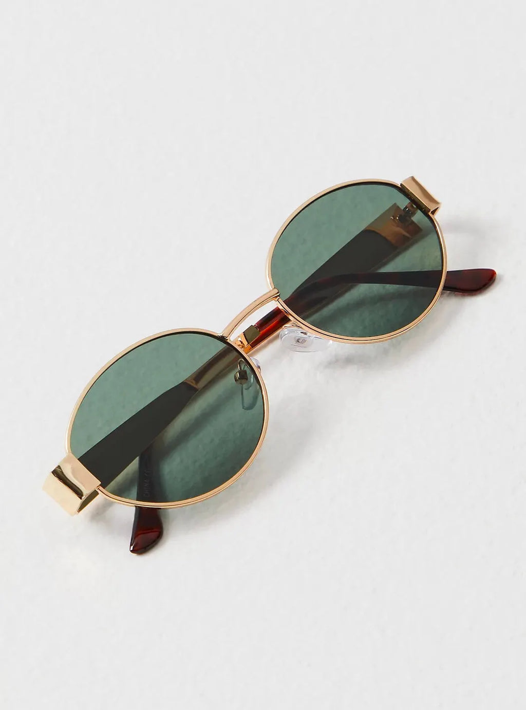Moderne Sonnenbrille mit ovalen Gläsern