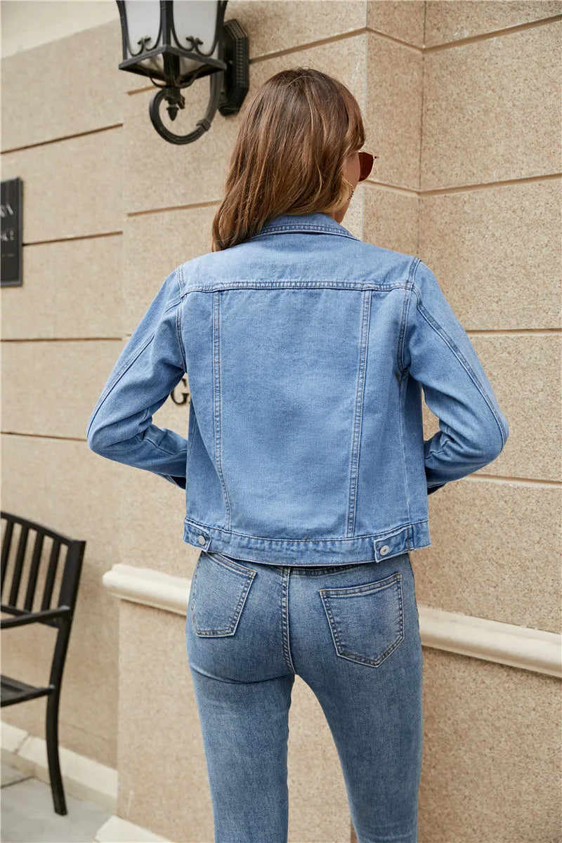 Damen-Jeansjacke im zeitlosen Stil