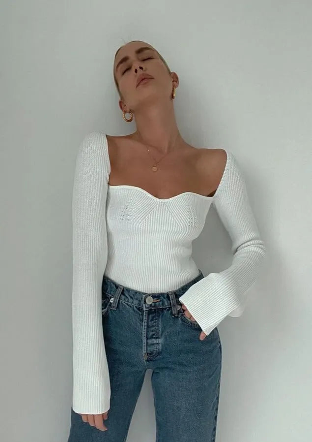 Figurbetontes Rippstrick-Top mit asymmetrischem Saum