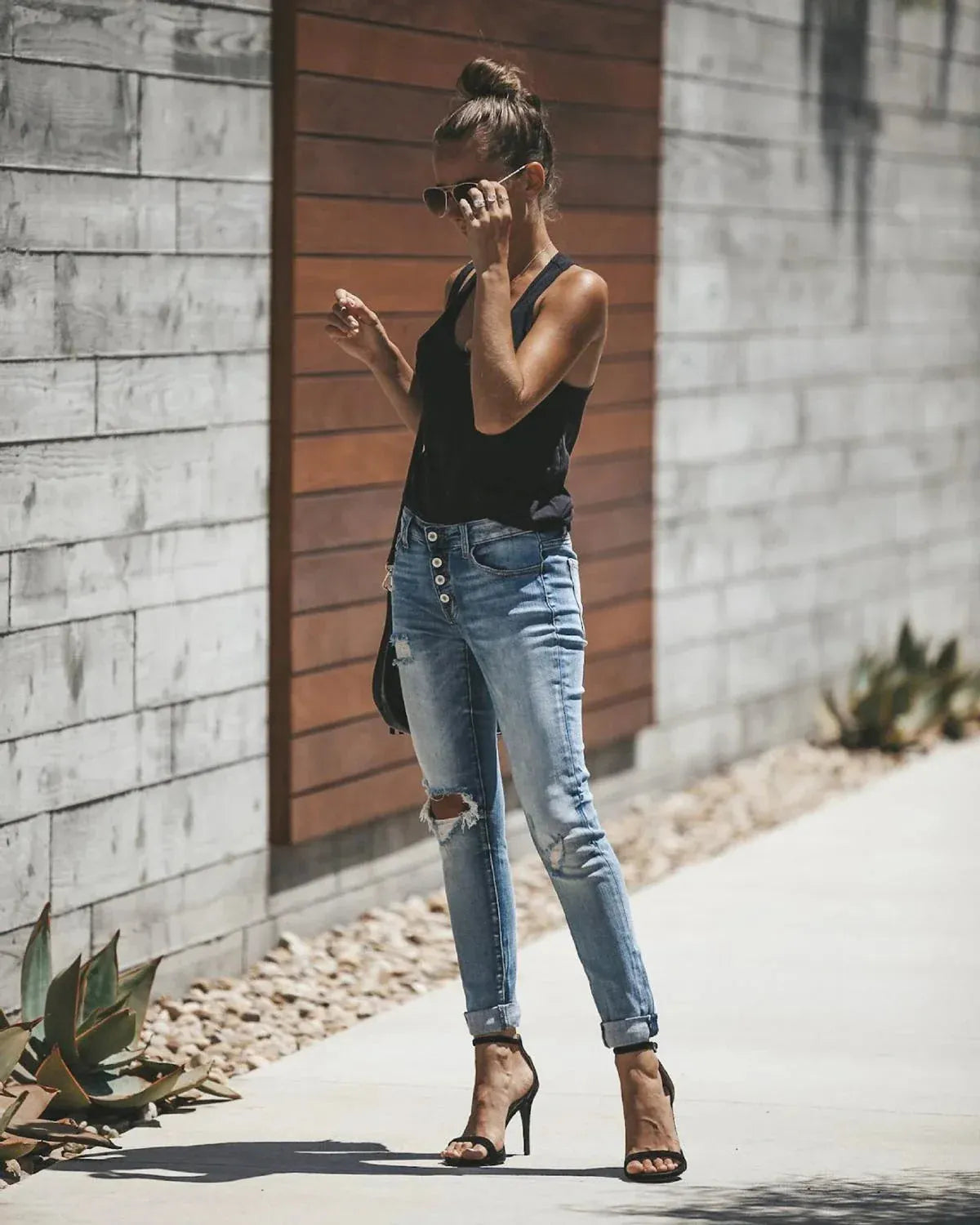 - Hellblaue zerrissene Jeans