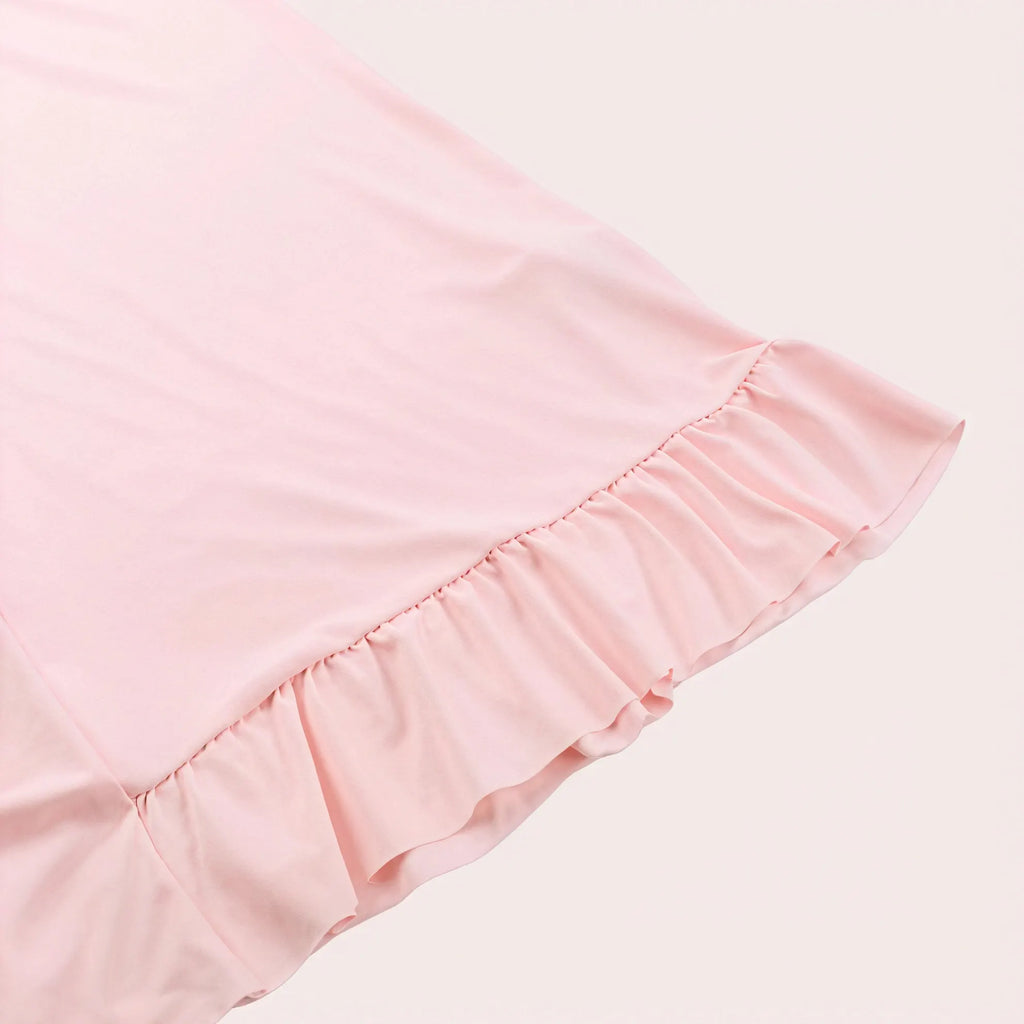 Fließendes Kleid mit elegantem Schlitz und zarten Rüschen
