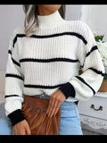 Gestreifter Rollkragenpullover – Weiß mit Rippdetails