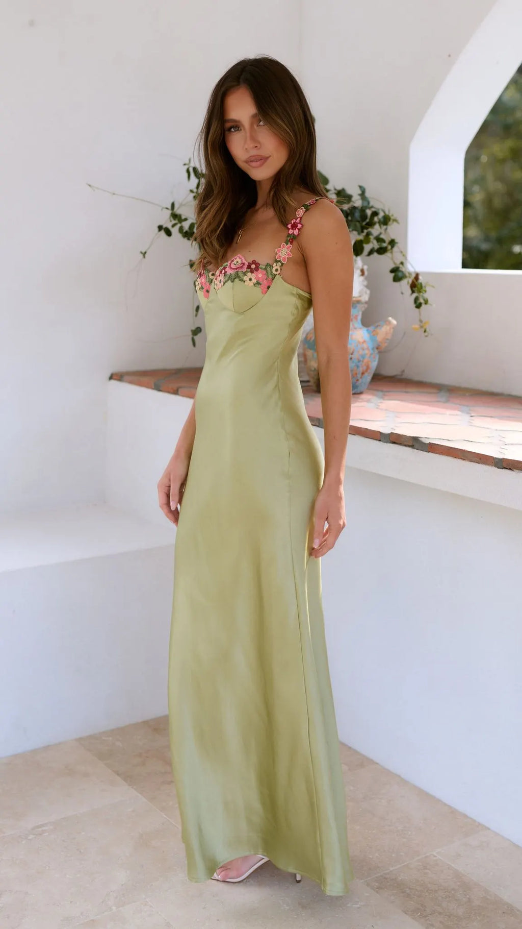 Anmutiges Kleid mit zarten Stickereien