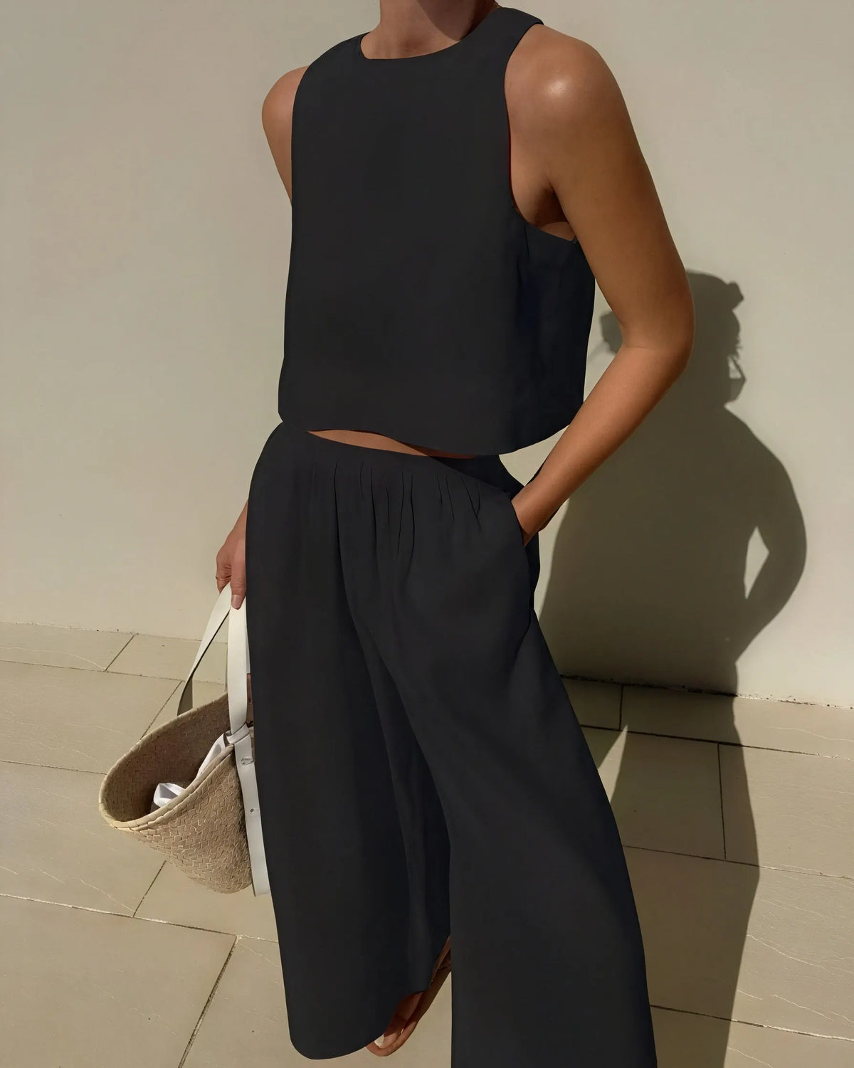 Minimalistisches Crop Top mit Wide-Leg Hose