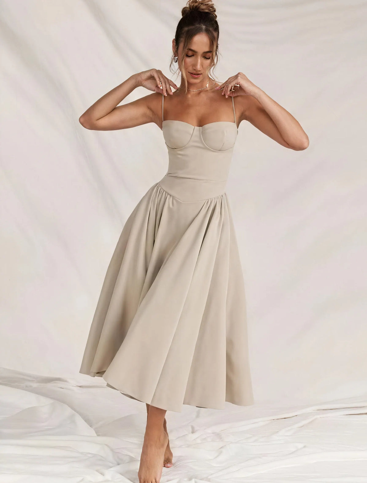 Anmutiges Kleid mit femininer Silhouette