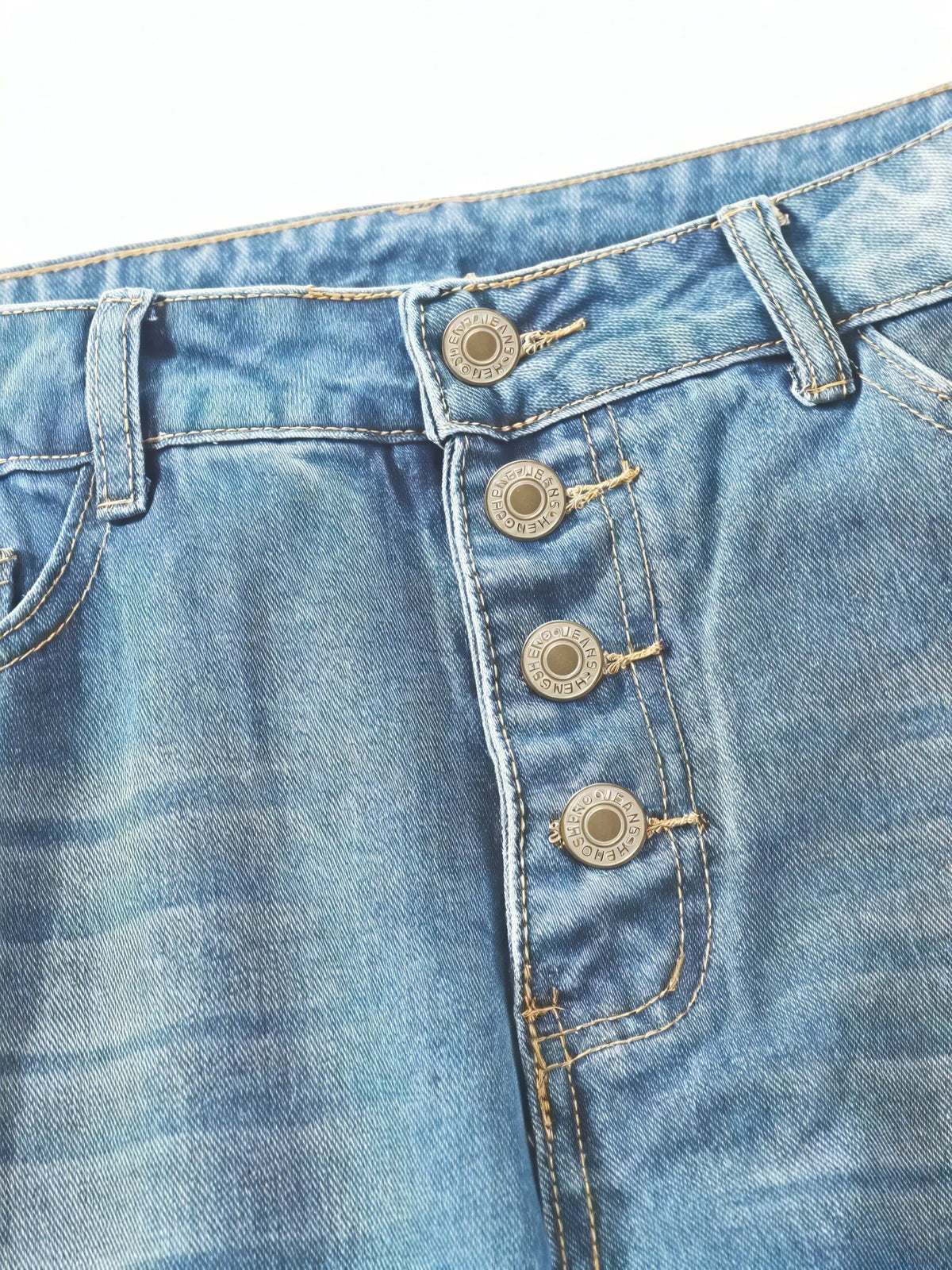 Loose Fit Jeans – Hellblau mit Knopfleiste & Umschlag