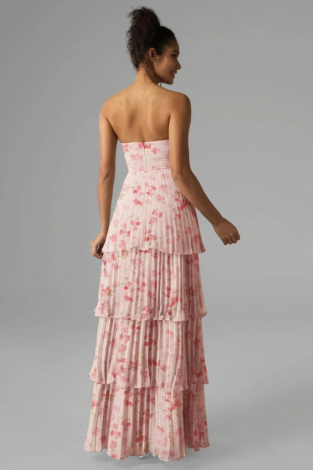 Geblümtes, bodenlanges Kleid mit Stufenrock