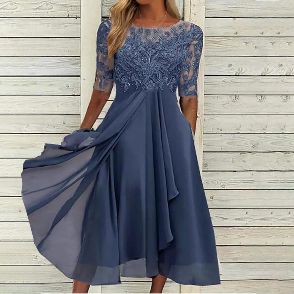 Stilvolles Kleid Mit Zarter Spitze