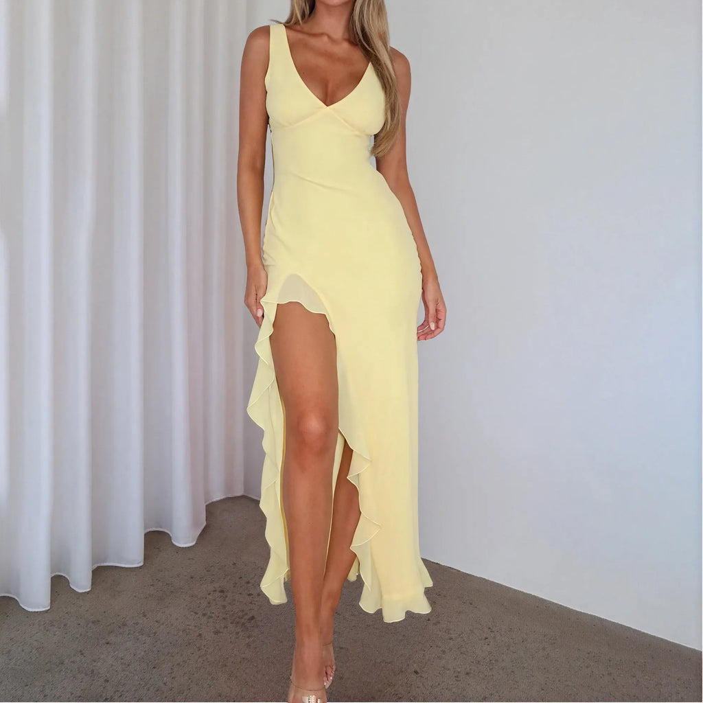 Fließendes Kleid mit elegantem Schlitz und zarten Rüschen